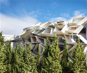 多变折叠板拼成“蜂窝”般立面：伊朗绿地会议中心展览楼