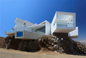 交错纵横，自由伸展恣意生长的秘鲁海滩住宅