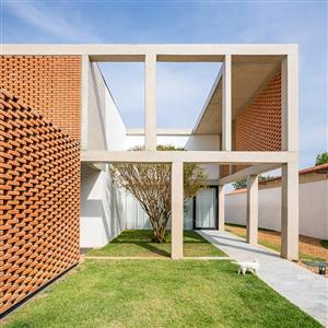 自具结构形式美感的混凝土“网格”住宅