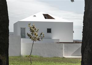 于现实的包围中仰望天空：葡萄牙 NVC 住宅