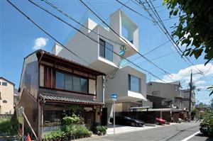 高高耸立，轻轻勾勒出一幅幅框景：京都混凝土立方体住宅